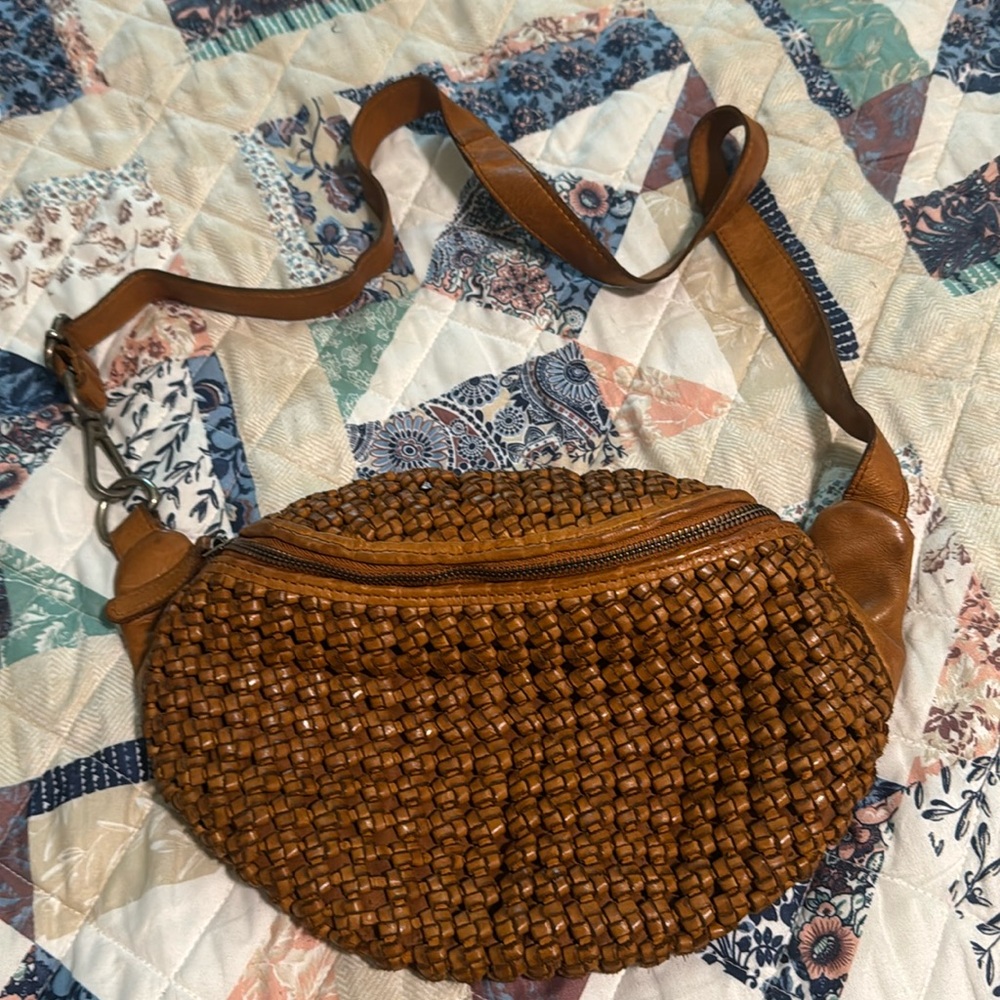 BRAND NEW NEVER USED SHOULDER, CROSS BODY AND CAN BE USED AS A FANNY PACK